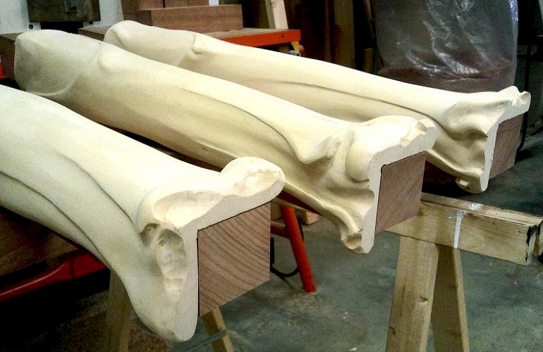Jugendstil beeldhouwwerk op een bijzondere tafel, ontworpen door Zoltan.