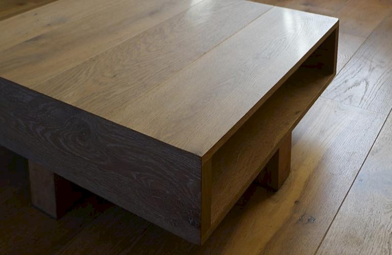 Eikenhouten salontafel van massief hout.