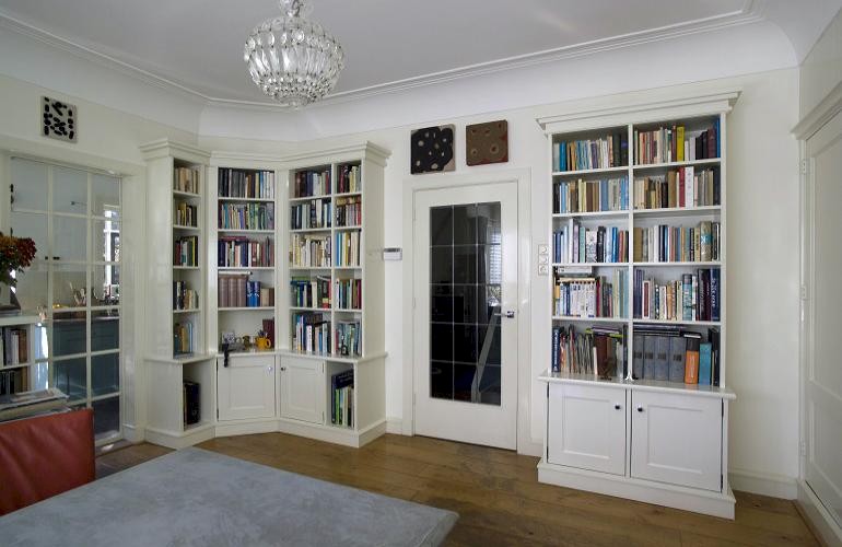 Inbouw boekenkasten in deze Art-Deco interieur.