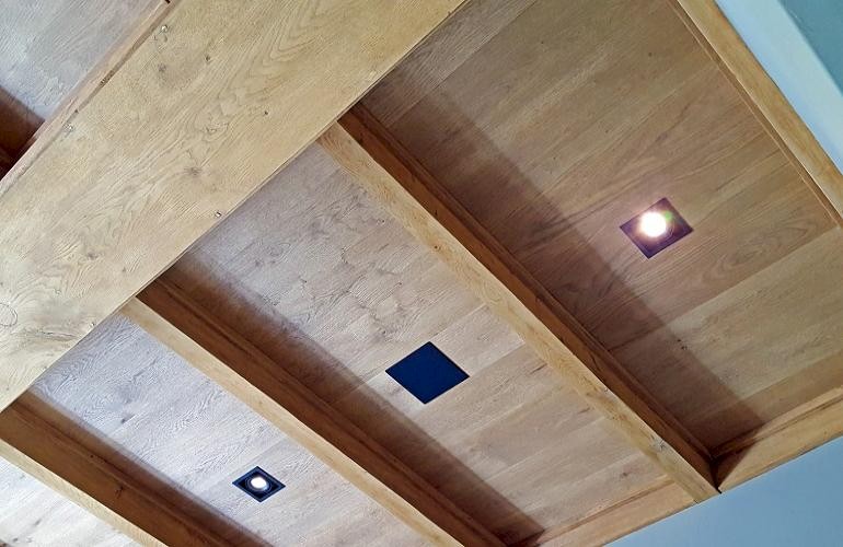 Nieuw eikenhouten plafond maken.